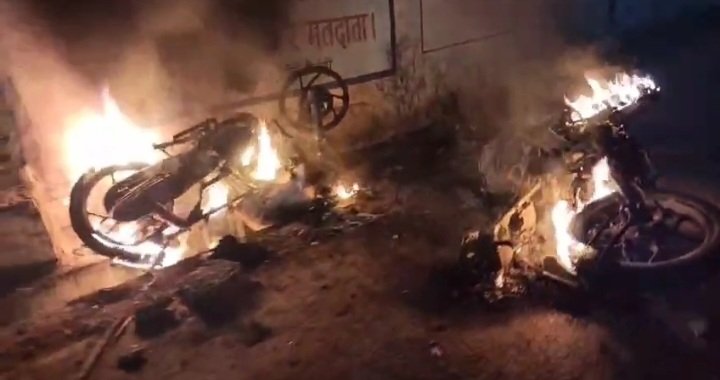 रतलाम: देर रात सैलाना के एक गांव में विवाद के बाद दो पक्षों में मारपीट और पथराव, बाइक जलाई… बच्चों के झगड़े के बाद समझौते के लिए हुए थे एकत्रित, बातचीत के दौरान हो गया हंगामा, रतलाम से पहुंचा पुलिस फोर्स और अधिकारी, अब शांति रतलाम: देर रात सैलाना के एक गांव में विवाद के बाद दो पक्षों में मारपीट और पथराव, बाइक जलाई… बच्चों के झगड़े के बाद समझौते के लिए हुए थे एकत्रित, बातचीत के दौरान हो गया हंगामा, रतलाम से पहुंचा पुलिस फोर्स और अधिकारी, अब शांति