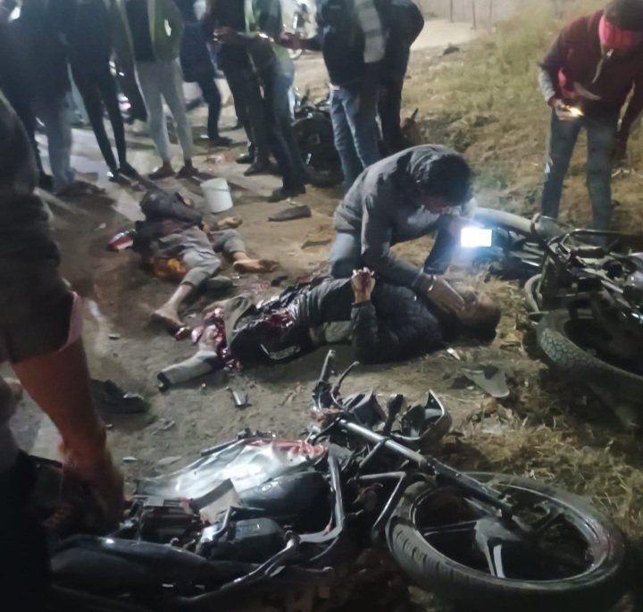 रतलाम: देर रात बड़बड़ क्षेत्र में दर्दनाक हादसा-अनियंत्रित ट्रक ने तीन मोटरसाइकिल को लिया चपेट में, दो की मौके पर मौत, दो घायल रतलाम: देर रात बड़बड़ क्षेत्र में दर्दनाक हादसा-अनियंत्रित ट्रक ने तीन मोटरसाइकिल को लिया चपेट में, दो की मौके पर मौत, दो घायल