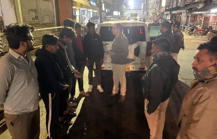 रतलाम: रात में अनावश्यक घुमने वालों की चैकिंग-स्टेशन रोड पुलिस द्वारा 28 लोगों को चेक कर रोड परेड कराई,डीडी नगर पुलिस ने 55 संदिग्धों को किया चेक, एक आदतन बदमाश को चाकू के साथ पकड़ा रतलाम: रात में अनावश्यक घुमने वालों की चैकिंग-स्टेशन रोड पुलिस द्वारा 28 लोगों को चेक कर रोड परेड कराई,डीडी नगर पुलिस ने 55 संदिग्धों को किया चेक, एक आदतन बदमाश को चाकू के साथ पकड़ा