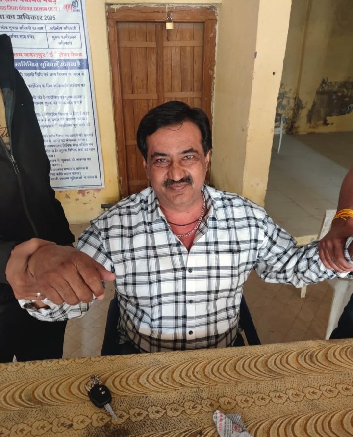 रतलाम: लोकायुक्त की कार्रवाई-पटवारी रमेश बैरागी को रिश्वत लेते रंगे हाथों पकड़ा, भूमि सीमांकन रिपोर्ट देने के लिए मांगे थे 50 हजार रुपए रतलाम: लोकायुक्त की कार्रवाई-पटवारी रमेश बैरागी को रिश्वत लेते रंगे हाथों पकड़ा, भूमि सीमांकन रिपोर्ट देने के लिए मांगे थे 50 हजार रुपए