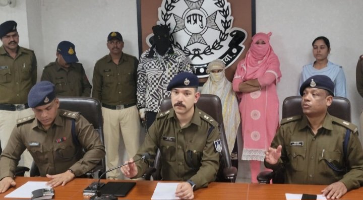 रतलाम:बड़ी सफलता- राजस्थान से आए चोर गिरोह ने अपह्त किए थे 8 और 1 साल के भाई-बहन, गुजरात में करने वाले थे सप्लाई…. रतलाम पुलिस ने पूरे गिरोह को धरदबोचा,7 गिरफ्तार, दोनों बच्चे सकुशल बरामद… एसपी कराएंगे बच्चों के नाम से एफडी रतलाम:बड़ी सफलता- राजस्थान से आए चोर गिरोह ने अपह्त किए थे 8 और 1 साल के भाई-बहन, गुजरात में करने वाले थे सप्लाई…. रतलाम पुलिस ने पूरे गिरोह को धरदबोचा,7 गिरफ्तार, दोनों बच्चे सकुशल बरामद… एसपी कराएंगे बच्चों के नाम से एफडी