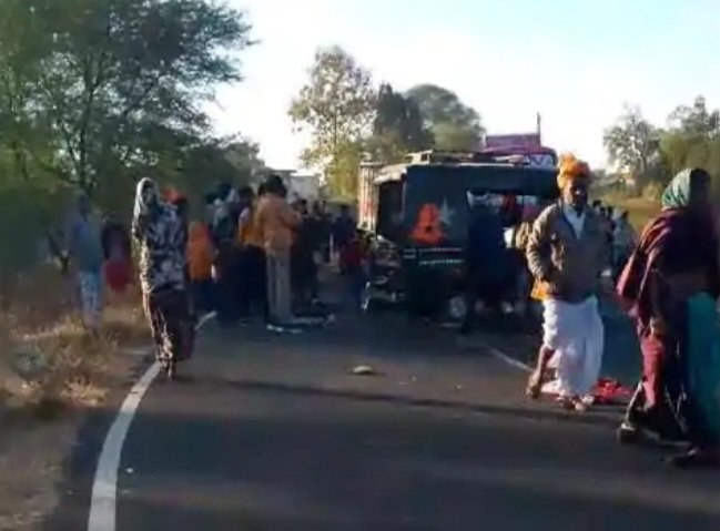 रतलाम: स्कूली बच्चे लेकर जा रहे ऑटो और बाइक की टक्कर,10 साल के बच्चे की मौत, बाजना- बांसवाड़ा रोड की घटना रतलाम: स्कूली बच्चे लेकर जा रहे ऑटो और बाइक की टक्कर,10 साल के बच्चे की मौत, बाजना- बांसवाड़ा रोड की घटना