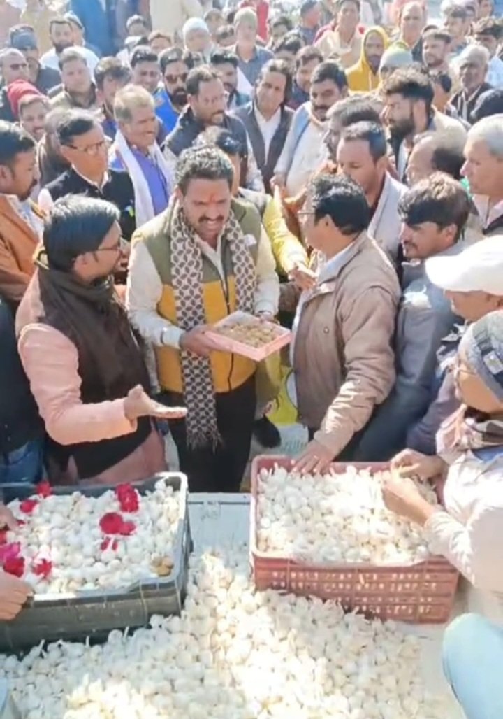 रतलाम: भारतीय किसान संघ के आह्वान पर नई मंडी प्रांगण मे स्थान्तरित हुई लहसुन मंडी रतलाम: भारतीय किसान संघ के आह्वान पर नई मंडी प्रांगण मे स्थान्तरित हुई लहसुन मंडी