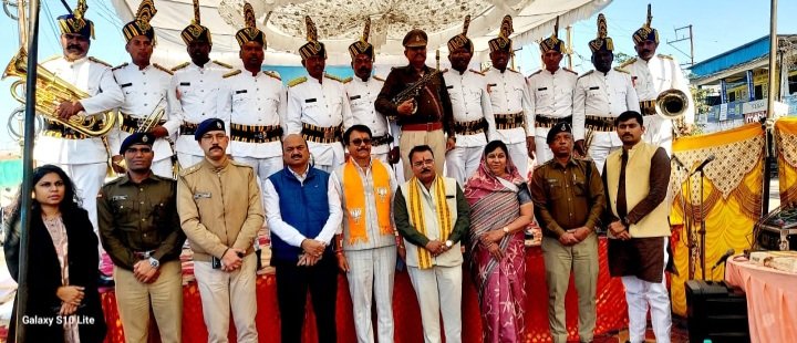 रतलाम: मुख्यमंत्री जनकल्याण पर्व एवं विजय दिवस के उपलक्ष्य पर पुलिस बैंड द्वारा दी गई देशभक्ति गीतों पर शानदार प्रस्तुति रतलाम: मुख्यमंत्री जनकल्याण पर्व एवं विजय दिवस के उपलक्ष्य पर पुलिस बैंड द्वारा दी गई देशभक्ति गीतों पर शानदार प्रस्तुति