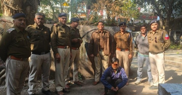 रतलाम: सराफा व्यापारी का सोना लेकर फऱार कारीगर को पुलिस ने यूपी से पकड़ा, 77 ग्राम से अधिक सोना बरामद रतलाम: सराफा व्यापारी का सोना लेकर फऱार कारीगर को पुलिस ने यूपी से पकड़ा, 77 ग्राम से अधिक सोना बरामद