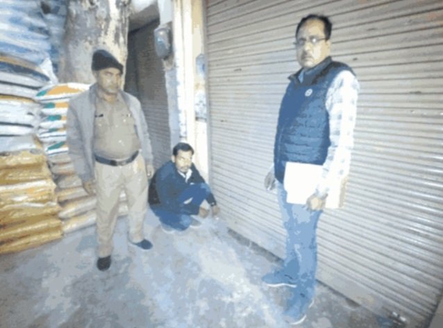 रतलाम: कालाबाजारी पर जावरा एसडीएम त्रिलोचन गौड़ की कार्रवाई-दुकान पर राजस्व अमले को ग्राहक बनाकर भेजा, अधिक दाम वसूलते ही दुकान कराई सील रतलाम: कालाबाजारी पर जावरा एसडीएम त्रिलोचन गौड़ की कार्रवाई-दुकान पर राजस्व अमले को ग्राहक बनाकर भेजा, अधिक दाम वसूलते ही दुकान कराई सील