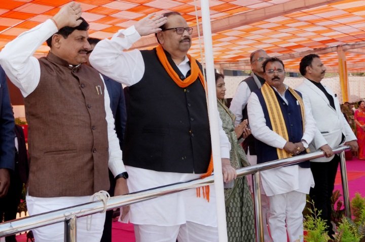 सेव, सोना, साड़ी के बाद रतलाम को काश्यप जी ने खेलों में अगाड़ी बनाया – मुख्यमंत्री डॉ. मोहन यादव, रजत जयंती वर्ष में 25वें खेल चेतना मेला का भव्य शुभारंभ-सीएम ने की कार्डियोलॉजी यूनिट और साड़ी क्लस्टर की घोषणा सेव, सोना, साड़ी के बाद रतलाम को काश्यप जी ने खेलों में अगाड़ी बनाया – मुख्यमंत्री डॉ. मोहन यादव, रजत जयंती वर्ष में 25वें खेल चेतना मेला का भव्य शुभारंभ-सीएम ने की कार्डियोलॉजी यूनिट और साड़ी क्लस्टर की घोषणा