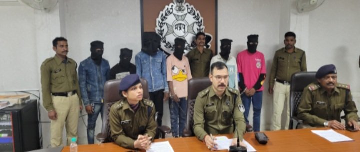 रतलाम: डकैती की वारदात का 2 दिन में पुलिस ने किया खुलासा, राजस्थान निवासी 6 आरोपी गिरफ्तार, 2 की तलाश… सभी आरोपी 18 से 20 साल उम्र के युवा रतलाम: डकैती की वारदात का 2 दिन में पुलिस ने किया खुलासा, राजस्थान निवासी 6 आरोपी गिरफ्तार, 2 की तलाश… सभी आरोपी 18 से 20 साल उम्र के युवा