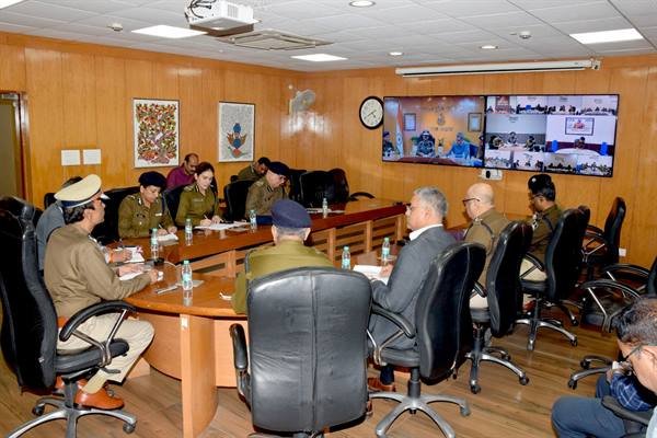 भोपाल: नए पुलिस महानिदेशक ने वीसी से फील्ड के पुलिस अधिकारियों को दिए निर्देश-सायबर क्राइम, अवैध नशे के कारोबार और यातायात सुरक्षा पर तत्काल अभियान के निर्देश भोपाल: नए पुलिस महानिदेशक ने वीसी से फील्ड के पुलिस अधिकारियों को दिए निर्देश-सायबर क्राइम, अवैध नशे के कारोबार और यातायात सुरक्षा पर तत्काल अभियान के निर्देश