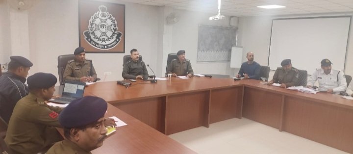 रतलाम: सड़क सुरक्षा को लेकर एसपी अमित कुमार ने ली बैठक,दिए निर्देश….मोडिफाईड सायलेंसर और नियम विरुद्ध नंबर प्लेट बनाकर बेचने वालों पर अब पुलिस करेगी कार्रवाई रतलाम: सड़क सुरक्षा को लेकर एसपी अमित कुमार ने ली बैठक,दिए निर्देश….मोडिफाईड सायलेंसर और नियम विरुद्ध नंबर प्लेट बनाकर बेचने वालों पर अब पुलिस करेगी कार्रवाई