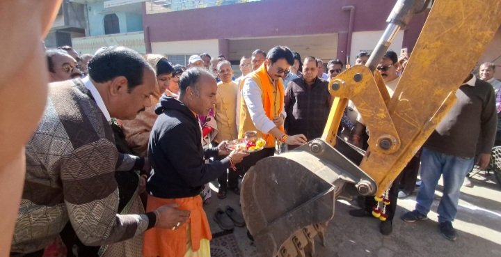 रतलाम: कस्तुरबा नगर पानी की टंकी के पास वाली सड़क का होगा नव निर्माण-महापौर व निगम अध्यक्ष ने किया निर्माण कार्य का शुभारंभ रतलाम: कस्तुरबा नगर पानी की टंकी के पास वाली सड़क का होगा नव निर्माण-महापौर व निगम अध्यक्ष ने किया निर्माण कार्य का शुभारंभ