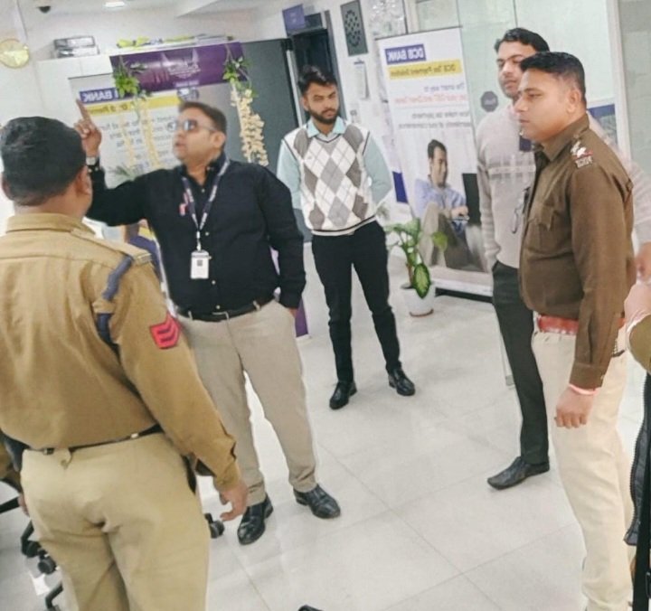 रतलाम:एसपी अमित कुमार के निर्देश पर पुलिस द्वारा बैंकों में पहुंचकर सुरक्षा मापदंड की जांच की गई…बैंक में मौजूद ग्राहकों से सायबर फ्रॉड से बचने के उपायों के बारे में जागरूक किया रतलाम:एसपी अमित कुमार के निर्देश पर पुलिस द्वारा बैंकों में पहुंचकर सुरक्षा मापदंड की जांच की गई…बैंक में मौजूद ग्राहकों से सायबर फ्रॉड से बचने के उपायों के बारे में जागरूक किया
