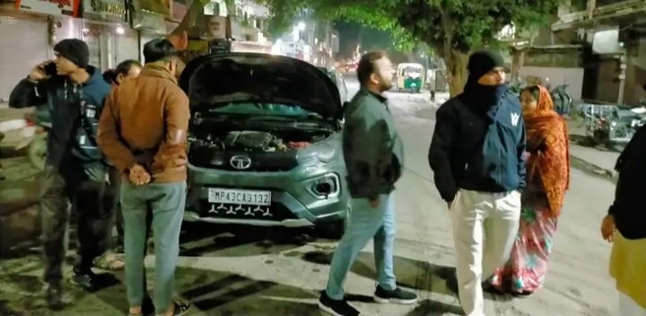 रतलाम: भाजपा नेता की चलती कार में लगी आग, देर रात राम मंदिर चौराहे पर हुई घटना, समय रहते कार से उतरा परिवार, बड़ा हादसा टला रतलाम: भाजपा नेता की चलती कार में लगी आग, देर रात राम मंदिर चौराहे पर हुई घटना, समय रहते कार से उतरा परिवार, बड़ा हादसा टला