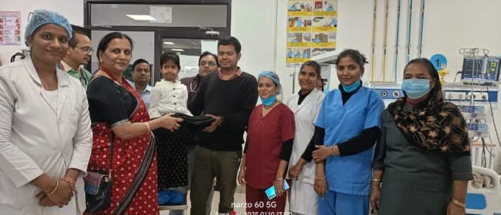 रतलाम: सेवा दिवस के रूप में मनाया बेटी का जन्मदिन, मेडिकल कॉलेज में किया कंबल वितरण रतलाम: सेवा दिवस के रूप में मनाया बेटी का जन्मदिन, मेडिकल कॉलेज में किया कंबल वितरण