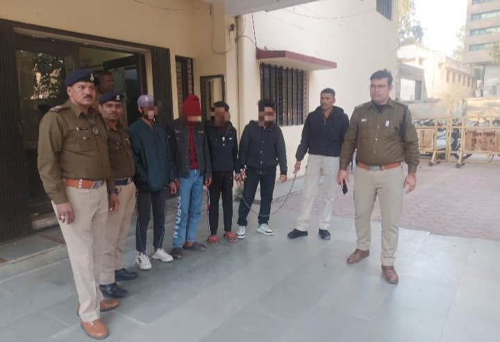 रतलाम: युवक के साथ लूट की वारदात के चार आरोपी गिरफ्तार, एक और आरोपी की तलाश…दोस्त ने ही साथियों के साथ दिया था वारदात को अंजाम रतलाम: युवक के साथ लूट की वारदात के चार आरोपी गिरफ्तार, एक और आरोपी की तलाश…दोस्त ने ही साथियों के साथ दिया था वारदात को अंजाम