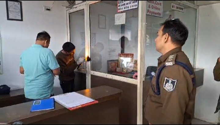 रतलाम: शहर में 2 कार शो रूम को चोरो ने बनाया निशाना…. लाखों की नगदी पर हाथ साफ, बदमाशों की तलाश में क्षेत्र के सीसीटीवी कैमरे खंगाल रही पुलिस, सीएसपी सहित तीन थानों के टीआई मौके पर पहुंचे रतलाम: शहर में 2 कार शो रूम को चोरो ने बनाया निशाना…. लाखों की नगदी पर हाथ साफ, बदमाशों की तलाश में क्षेत्र के सीसीटीवी कैमरे खंगाल रही पुलिस, सीएसपी सहित तीन थानों के टीआई मौके पर पहुंचे
