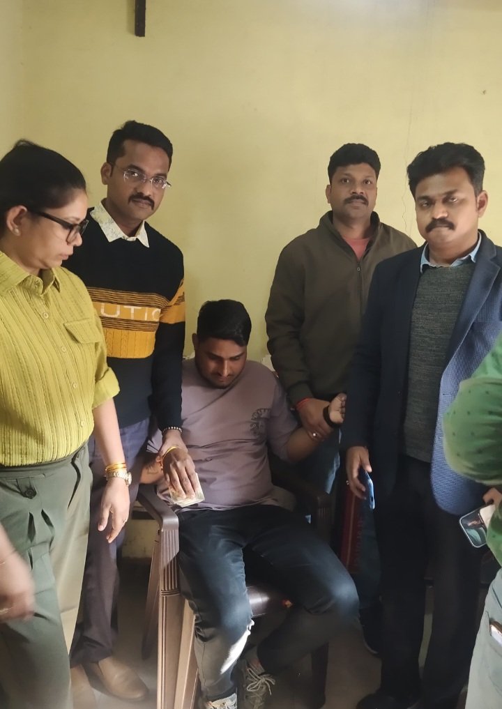 रतलाम में EOW की कार्रवाई,सरपंच को रिश्वत लेते पकड़ा,एनओसी देने के एवज में मांगी रिश्वत… रतलाम में EOW की कार्रवाई,सरपंच को रिश्वत लेते पकड़ा,एनओसी देने के एवज में मांगी रिश्वत…