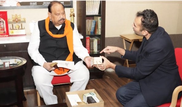 रतलाम: कैबिनेट मंत्री चेतन्य काश्यप को युवा उद्यमी ने बताया वेस्ट को कैसे बेस्ट बनाया रतलाम: कैबिनेट मंत्री चेतन्य काश्यप को युवा उद्यमी ने बताया वेस्ट को कैसे बेस्ट बनाया