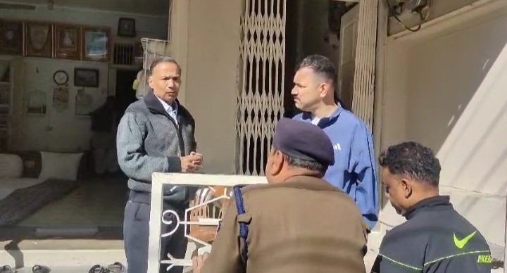 रतलाम: एसपी अमित कुमार ने स्वयं दुकानदारों के पास जाकर पूछा- बताइए क्या समस्या है?-सुबह-सुबह अधिकारियों के साथ बाजार में निकले एसपी…. सागोद रोड के निर्माणाधीन ब्रिज सहित बाजार में लगने वाले जाम को देखते हुए व्यवस्था में सुधार के लिए दिए निर्देश रतलाम: एसपी अमित कुमार ने स्वयं दुकानदारों के पास जाकर पूछा- बताइए क्या समस्या है?-सुबह-सुबह अधिकारियों के साथ बाजार में निकले एसपी…. सागोद रोड के निर्माणाधीन ब्रिज सहित बाजार में लगने वाले जाम को देखते हुए व्यवस्था में सुधार के लिए दिए निर्देश