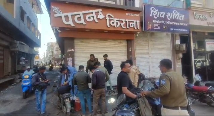 रतलाम: माणकचौक थाना क्षेत्र अंतर्गत धानमंडी में किराना दुकान में लाखों की चोरी, सीसीटीवी कैमरे का डीवीआर भी ले गए बदमाश रतलाम: माणकचौक थाना क्षेत्र अंतर्गत धानमंडी में किराना दुकान में लाखों की चोरी, सीसीटीवी कैमरे का डीवीआर भी ले गए बदमाश