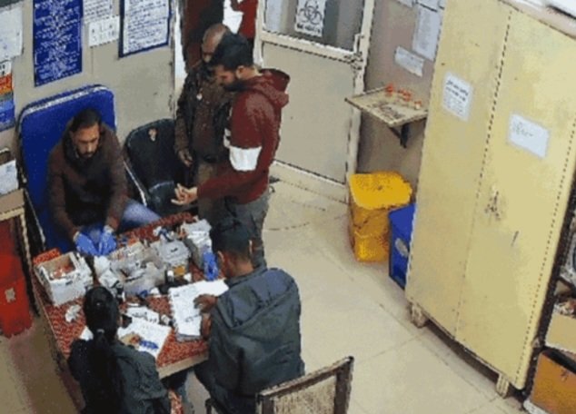 रतलाम: नागदा में शराब कंपनी से 18 लाख की लूट का मुख्य आरोपी रतलाम के स्पा सेंटर से जेल प्रहरियों को चकमा देकर फरार, इलाज के नाम पर खाचरोद जेल से निकला था और रतलाम पहुंचा, उज्जैन पुलिस रतलाम से सीसीटीवी फुटेज लेकर गई, एसपी प्रदीप शर्मा ने दोनों जेल प्रहरियों को किया सस्पेंड रतलाम: नागदा में शराब कंपनी से 18 लाख की लूट का मुख्य आरोपी रतलाम के स्पा सेंटर से जेल प्रहरियों को चकमा देकर फरार, इलाज के नाम पर खाचरोद जेल से निकला था और रतलाम पहुंचा, उज्जैन पुलिस रतलाम से सीसीटीवी फुटेज लेकर गई, एसपी प्रदीप शर्मा ने दोनों जेल प्रहरियों को किया सस्पेंड