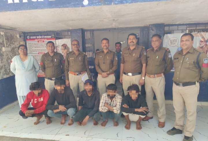 रतलाम : 8 लेन पर आंखों में मिर्ची पाउडर डालकर हथियारबंद बदमाशों द्वारा लूट का प्रयास, एक नाबालिग सहित 6 आरोपियों को पुलिस ने किया गिरफ्तार,2 आरोपियों की तलाश रतलाम : 8 लेन पर आंखों में मिर्ची पाउडर डालकर हथियारबंद बदमाशों द्वारा लूट का प्रयास, एक नाबालिग सहित 6 आरोपियों को पुलिस ने किया गिरफ्तार,2 आरोपियों की तलाश