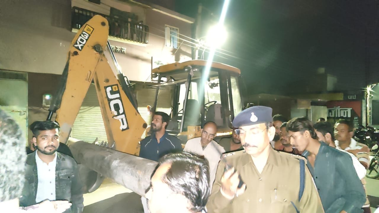 रतलाम: डोंगर नगर में दर्दनाक हादसा-जेसीबी ने बाइक को टक्कर मारी, 4 साल की बच्ची की चपेट में आने से मौत रतलाम: डोंगर नगर में दर्दनाक हादसा-जेसीबी ने बाइक को टक्कर मारी, 4 साल की बच्ची की चपेट में आने से मौत
