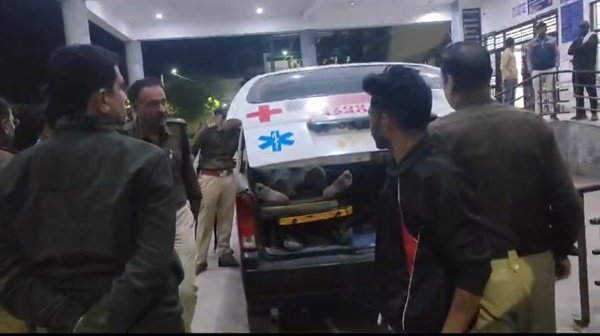 रतलाम: हत्या के मामले में आरोपी ने थाने के बाहर आग लगाकर किया आत्महत्या का प्रयास,इंदोर रैफर….बचाने में 4 पुलिसकर्मी के हाथ भी झुलसे रतलाम: हत्या के मामले में आरोपी ने थाने के बाहर आग लगाकर किया आत्महत्या का प्रयास,इंदोर रैफर….बचाने में 4 पुलिसकर्मी के हाथ भी झुलसे