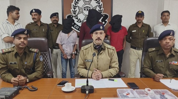 रतलाम: अवैध हथियारों के सौदागरों पर एसपी अमित कुमार की कार्रवाई-चार लोगों को किया गिरफ्तार, पांच पिस्टल और एक देशी कट्टा बरामद..दो पिस्टल खेत में छुपा कर रखी थी रतलाम: अवैध हथियारों के सौदागरों पर एसपी अमित कुमार की कार्रवाई-चार लोगों को किया गिरफ्तार, पांच पिस्टल और एक देशी कट्टा बरामद..दो पिस्टल खेत में छुपा कर रखी थी