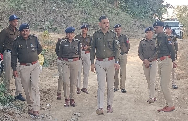 रतलाम: एसपी अमित कुमार पहुंचे आलोट- कंजरों के आने-जाने के रास्ते का किया निरीक्षण… क्षेत्र की कानून व्यवस्था का लिया जायजा,दिए निर्देश रतलाम: एसपी अमित कुमार पहुंचे आलोट- कंजरों के आने-जाने के रास्ते का किया निरीक्षण… क्षेत्र की कानून व्यवस्था का लिया जायजा,दिए निर्देश