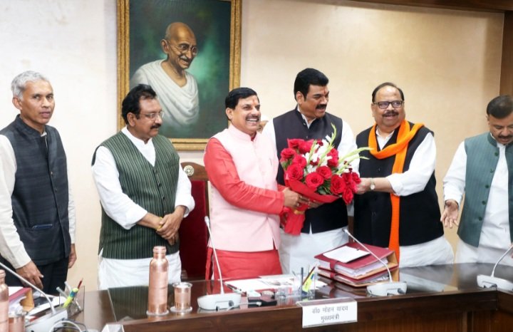 जापान यात्रा से लौटने पर मुख्यमंत्री डॉ. मोहन यादव का मंत्री चेतन्य काश्यप ने किया अभिनंदन जापान यात्रा से लौटने पर मुख्यमंत्री डॉ. मोहन यादव का मंत्री चेतन्य काश्यप ने किया अभिनंदन
