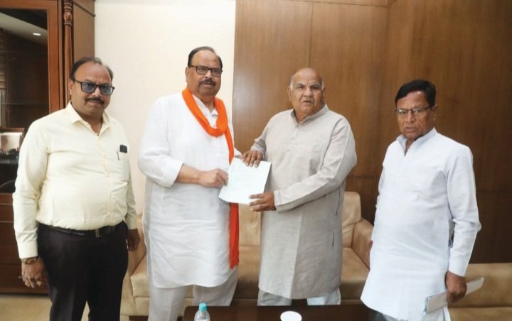 रतलाम: मंत्री चेतन्य काश्यप राजस्व मंत्री से मिले-जिले के वर्ष 56-57 के भू-अभिलेख विसंगति से अटके नामांतरण प्रकरणों का शीघ्र निराकरण कराने का किया अनुरोध रतलाम: मंत्री चेतन्य काश्यप राजस्व मंत्री से मिले-जिले के वर्ष 56-57 के भू-अभिलेख विसंगति से अटके नामांतरण प्रकरणों का शीघ्र निराकरण कराने का किया अनुरोध