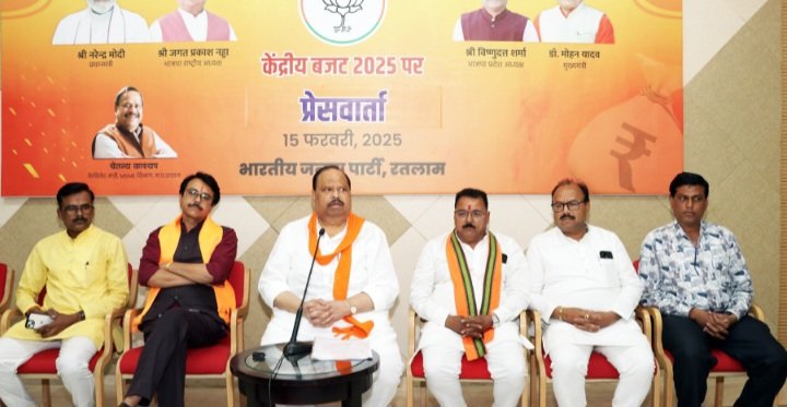 केंद्रीय बजट पर कैबिनेट मंत्री चेतन्य काश्यप ने की पत्रकार वार्ता- कहा बजट में विकसित भारत के साथ आत्मनिर्भर भारत की संकल्पना केंद्रीय बजट पर कैबिनेट मंत्री चेतन्य काश्यप ने की पत्रकार वार्ता- कहा बजट में विकसित भारत के साथ आत्मनिर्भर भारत की संकल्पना