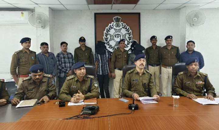 रतलाम: धानमंडी में किराना दुकान में हुई लाखों की चोरी का खुलासा,एक आरोपी गिरफ्तार, दो की तलाश रतलाम: धानमंडी में किराना दुकान में हुई लाखों की चोरी का खुलासा,एक आरोपी गिरफ्तार, दो की तलाश