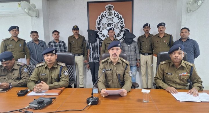 रतलाम: मुंबई में लूट के आरोपी ने रतलाम से चुराई 48 लाख की फॉर्च्यूनर और एक मोटर साइकिल… पुलिस 450 किलोमीटर दूर कुंन्दूर के जंगल से किया आरोपी को गिरफ्तार,कार बरामद रतलाम: मुंबई में लूट के आरोपी ने रतलाम से चुराई 48 लाख की फॉर्च्यूनर और एक मोटर साइकिल… पुलिस 450 किलोमीटर दूर कुंन्दूर के जंगल से किया आरोपी को गिरफ्तार,कार बरामद