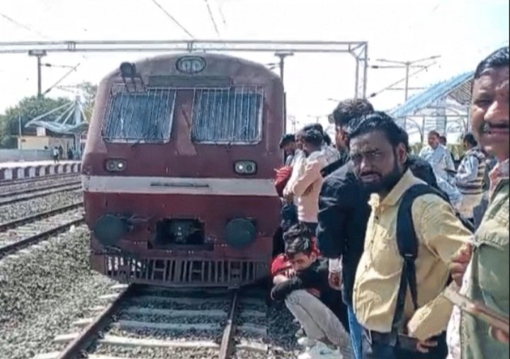 रतलाम: चलते-चलते डिब्बों को छोड़कर भागा इंजन… डेढ़ घंटे रुकी रही ट्रेन, यात्री हुए परेशान रतलाम: चलते-चलते डिब्बों को छोड़कर भागा इंजन… डेढ़ घंटे रुकी रही ट्रेन, यात्री हुए परेशान