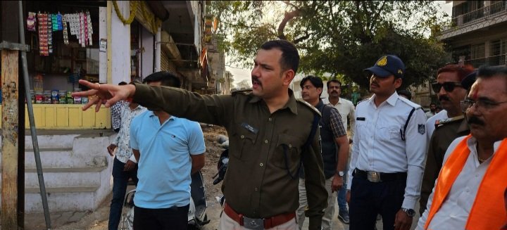 रतलाम: एसपी अमित कुमार द्वारा राम मंदिर क्षेत्र की यातायात व्यवस्था सुधारने की कवायद… मौके पर पहुंच कर किया निरीक्षण, नागरिकों से लिए सुझाव,दिए निर्देश,भाजपा जिला अध्यक्ष प्रदीप उपाध्याय भी रहे मौजूद रतलाम: एसपी अमित कुमार द्वारा राम मंदिर क्षेत्र की यातायात व्यवस्था सुधारने की कवायद… मौके पर पहुंच कर किया निरीक्षण, नागरिकों से लिए सुझाव,दिए निर्देश,भाजपा जिला अध्यक्ष प्रदीप उपाध्याय भी रहे मौजूद