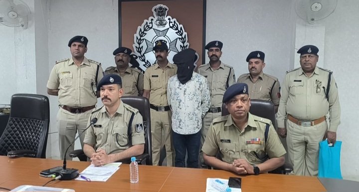 रतलाम:5 करोड़ की चोरी के मामले में फरार आरोपी गिरफ्तार, चोरी के आभूषण जब्त रतलाम:5 करोड़ की चोरी के मामले में फरार आरोपी गिरफ्तार, चोरी के आभूषण जब्त
