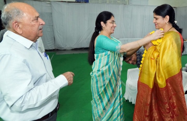 रतलाम : नगर के दिवंगत प्रसिद्ध 18 चिकित्सकों की फोटो गैलरी हुई स्थापित,नम आंखों से उपस्थित चिकित्सकों ने किया अपने वरिष्ठों को याद… अतीत और वर्तमान के चिकित्सकों तथा उनके परिजनों का हुआ मार्मिक मिलन रतलाम : नगर के दिवंगत प्रसिद्ध 18 चिकित्सकों की फोटो गैलरी हुई स्थापित,नम आंखों से उपस्थित चिकित्सकों ने किया अपने वरिष्ठों को याद… अतीत और वर्तमान के चिकित्सकों तथा उनके परिजनों का हुआ मार्मिक मिलन