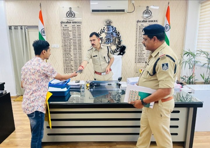 रतलाम पुलिस का सराहनीय कार्य: गुम हुए मोबाइल तलाश कर उनके मालिकों को लौटाए गए, चेहरे पर छाई मुस्कान रतलाम पुलिस का सराहनीय कार्य: गुम हुए मोबाइल तलाश कर उनके मालिकों को लौटाए गए, चेहरे पर छाई मुस्कान