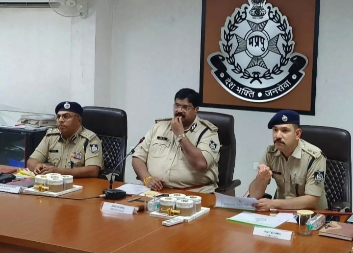 रतलाम: उज्जैन रेंज एडीजीपी उमेश जोगा रतलाम आए, पुलिस अधिकारियों की बैठक ली… त्यौहार पर शांति एवं कानून व्यवस्था को लेकर दिए निर्देश रतलाम: उज्जैन रेंज एडीजीपी उमेश जोगा रतलाम आए, पुलिस अधिकारियों की बैठक ली… त्यौहार पर शांति एवं कानून व्यवस्था को लेकर दिए निर्देश