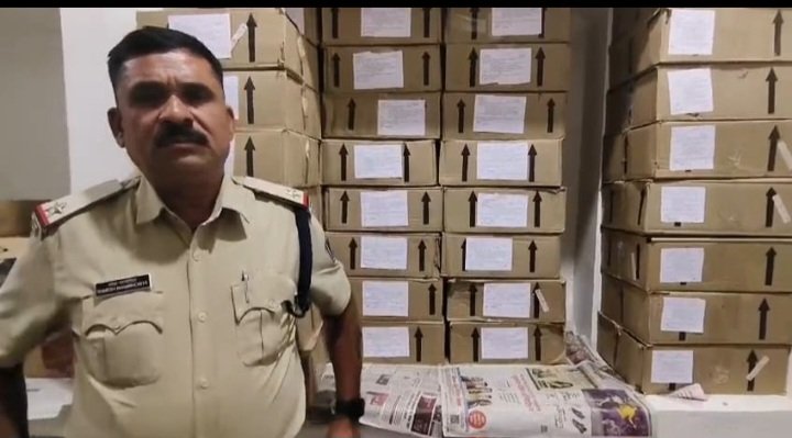 रतलाम पुलिस को मिली सफलता, 100 पेटी अवैध शराब बरामद, ट्रैक्टर ट्राली में हो रही थी तस्करी,11 लाख का सामान जब्त रतलाम पुलिस को मिली सफलता, 100 पेटी अवैध शराब बरामद, ट्रैक्टर ट्राली में हो रही थी तस्करी,11 लाख का सामान जब्त
