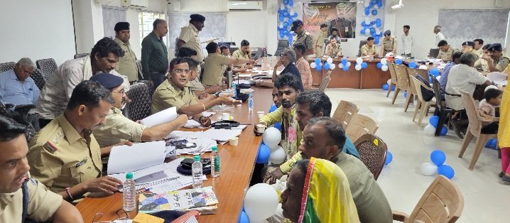 रतलाम:जनता के लिए एक साथ बैठे जिले के सभी पुलिस अधिकारी,सुनी समस्याएं… जनसुनवाई एवं सीएम हेल्पलाइन शिकायत निवारण शिविर का आयोजन रतलाम:जनता के लिए एक साथ बैठे जिले के सभी पुलिस अधिकारी,सुनी समस्याएं… जनसुनवाई एवं सीएम हेल्पलाइन शिकायत निवारण शिविर का आयोजन