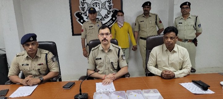 रतलाम पुलिस का बड़ा खुलासा-हनी ट्रैप के जरिए अवैध हथियारों की तस्करी, चार अवैध पिस्टल और दो जिंदा राउंड बरामद… अंतर्राज्यीय हथियार तस्करों का पर्दाफाश, एक आरोपी गिरफ्तार रतलाम पुलिस का बड़ा खुलासा-हनी ट्रैप के जरिए अवैध हथियारों की तस्करी, चार अवैध पिस्टल और दो जिंदा राउंड बरामद… अंतर्राज्यीय हथियार तस्करों का पर्दाफाश, एक आरोपी गिरफ्तार