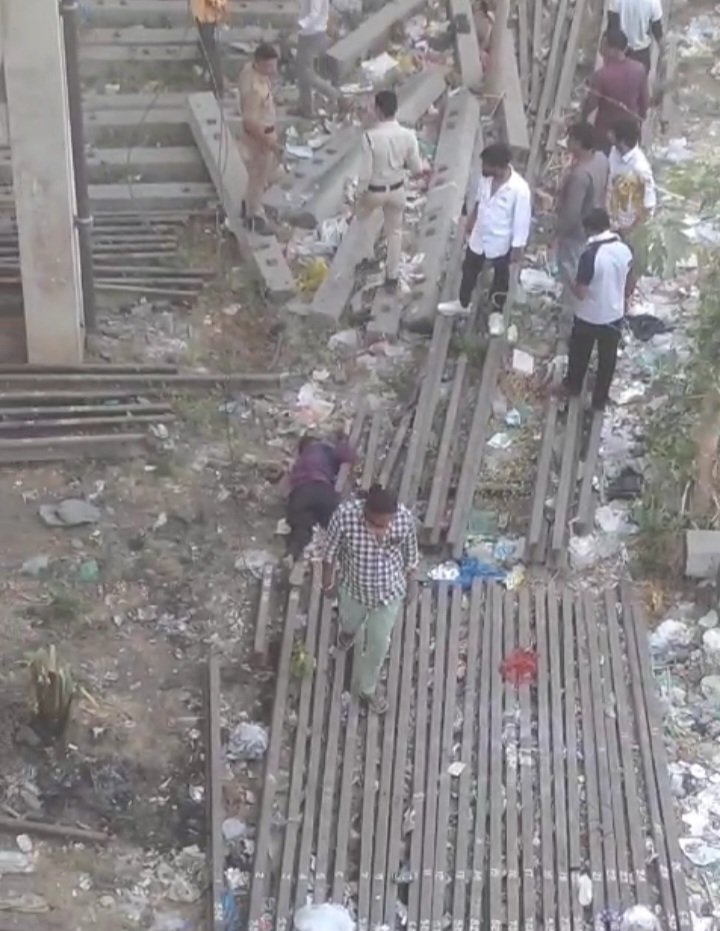 रतलाम: सैलाना ओवर ब्रिज से कूदा फल फ्रूट ठेला संचालक, हुई मौत, पुलिस कर रही मामले की जांच रतलाम: सैलाना ओवर ब्रिज से कूदा फल फ्रूट ठेला संचालक, हुई मौत, पुलिस कर रही मामले की जांच