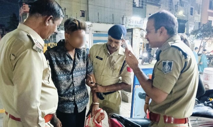 रतलाम : एसपी अमित कुमार के निर्देश पर शहर में चैकिंग अभियान,स्टेशन रोड़ पुलिस ने धारदार हथियार लेकर घूमते दो बदमाशों को पकड़ा रतलाम : एसपी अमित कुमार के निर्देश पर शहर में चैकिंग अभियान,स्टेशन रोड़ पुलिस ने धारदार हथियार लेकर घूमते दो बदमाशों को पकड़ा