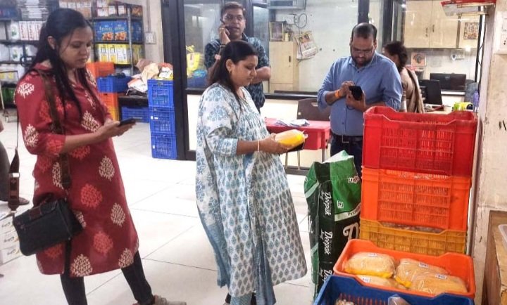 कलेक्टर के निर्देश पर सर्वानंद बाजार से खाद्य पदार्थों के नमूने लिए गए कलेक्टर के निर्देश पर सर्वानंद बाजार से खाद्य पदार्थों के नमूने लिए गए