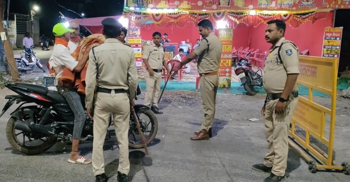रतलाम: बच्चों को वाहन देने वाले सावधान- एसपी अमित कुमार के निर्देश पर पुलिस की सख्ती, वाहन चलाते मिलने पर 12 नाबालिकों के अभिभावकों पर कार्रवाई, न्यायालय में पेश होगा 25-25 हजार रुपए का चालान रतलाम: बच्चों को वाहन देने वाले सावधान- एसपी अमित कुमार के निर्देश पर पुलिस की सख्ती, वाहन चलाते मिलने पर 12 नाबालिकों के अभिभावकों पर कार्रवाई, न्यायालय में पेश होगा 25-25 हजार रुपए का चालान