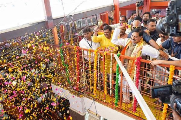 करीला धाम के विकास के लिए एक करोड़ रूपये की राशि करेंगे स्वीकृत : मुख्यमंत्री डॉ. यादव,माँ जानकी के दर्शन कर की सभी के सुख-समृद्धि की कामना,मुख्यमंत्री ने खेली फूलों की होली करीला धाम के विकास के लिए एक करोड़ रूपये की राशि करेंगे स्वीकृत : मुख्यमंत्री डॉ. यादव,माँ जानकी के दर्शन कर की सभी के सुख-समृद्धि की कामना,मुख्यमंत्री ने खेली फूलों की होली