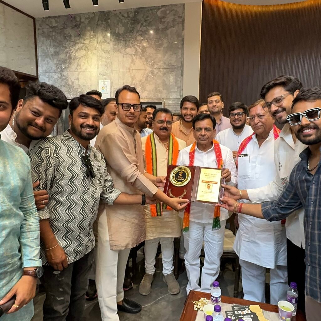 जैन सोश्यल ग्रुप एलीट के नवीन पदाधिकारी एवं कार्यकारिणी का पदग्रहण समारोह प्रदेश के उपमुख्यमंत्री जगदीश देवड़ा के मुख्य आतिथ्य में संपन्न हुआ। जैन सोश्यल ग्रुप एलीट के नवीन पदाधिकारी एवं कार्यकारिणी का पदग्रहण समारोह प्रदेश के उपमुख्यमंत्री जगदीश देवड़ा के मुख्य आतिथ्य में संपन्न हुआ।